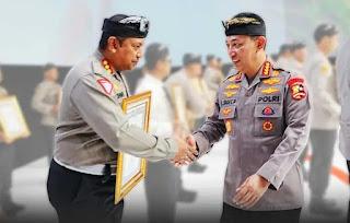 3gbr-dir-terima-penghargaan-dari-kapolri.jpg